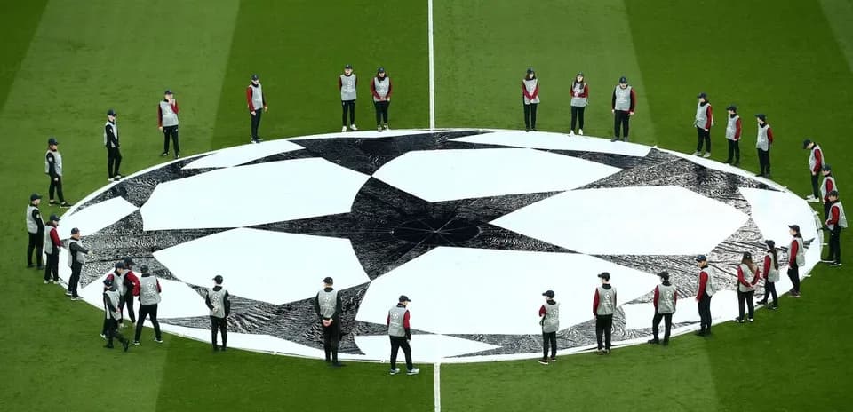 Grupo de personas organizando el logo de la Champions