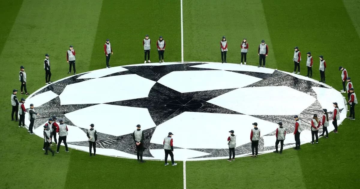 Grupo de personas organizando el logo de la Champions