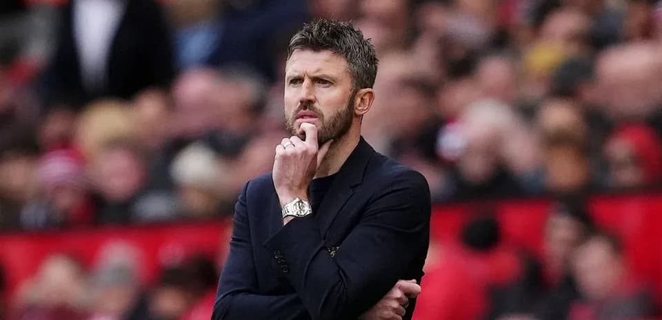 Entrenador observando el partido desde la línea de banda