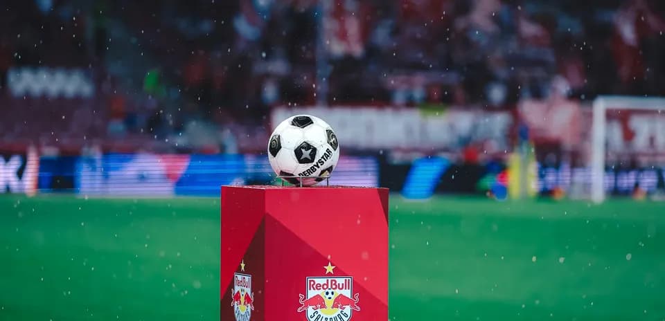 Balón de fútbol en el campo de Red Bull Salzburg