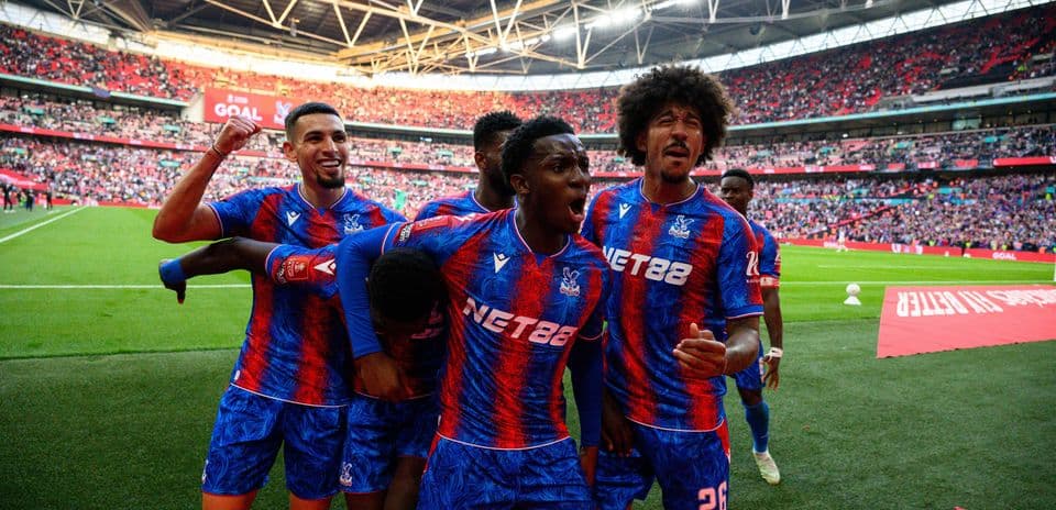 Jugadores de Crystal Palace celebrando un gol en Wembley
