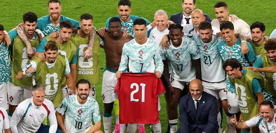 Equipo de Portugal posando con camiseta de Cristiano Ronaldo