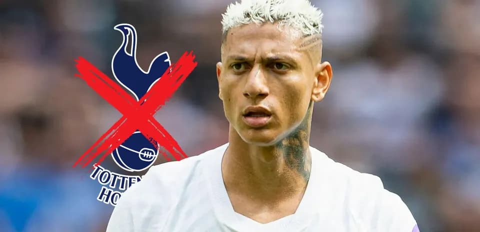 Jugador con cabello rubio en camiseta blanca