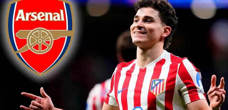 Jugador de Atlético de Madrid celebrando con fondo de Arsenal