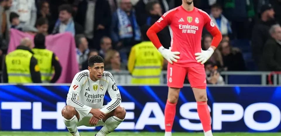 Jugadores del Real Madrid en el campo tras el partido
