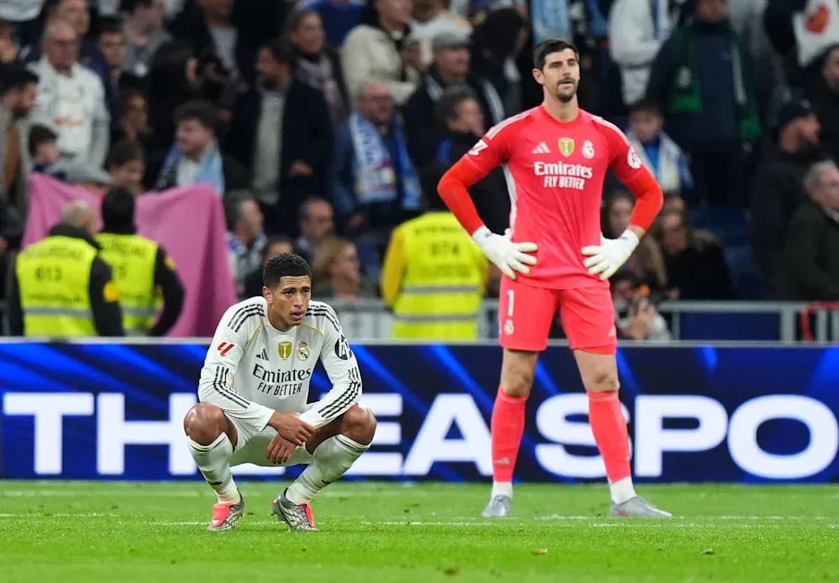 Jugadores del Real Madrid en el campo tras el partido