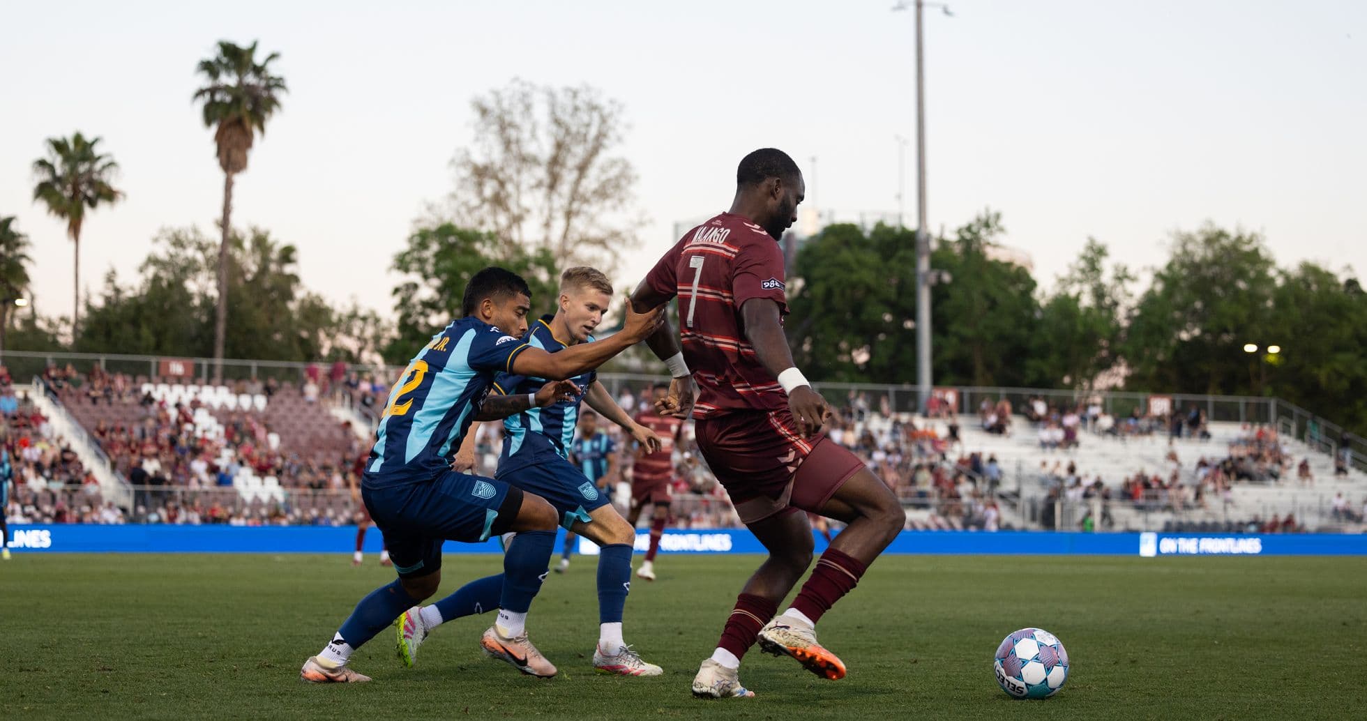 Dos jugadores compiten por el balón en el partido