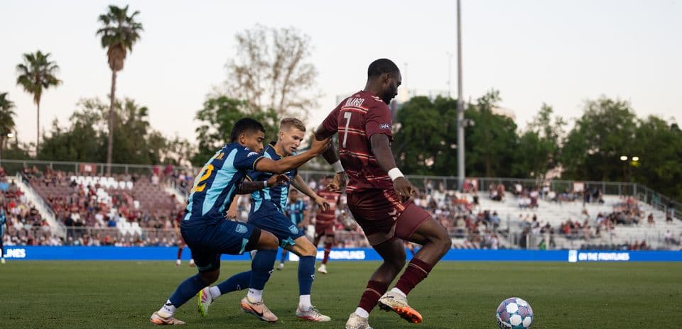 Dos jugadores compiten por el balón en el partido