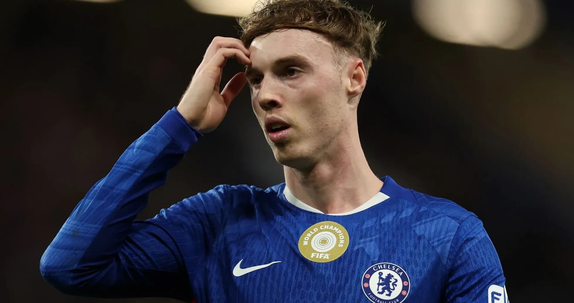 Jugador de Chelsea con camiseta azul en el campo