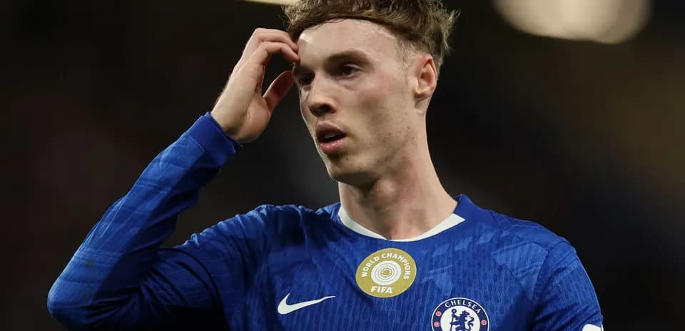 Jugador de Chelsea con camiseta azul en el campo