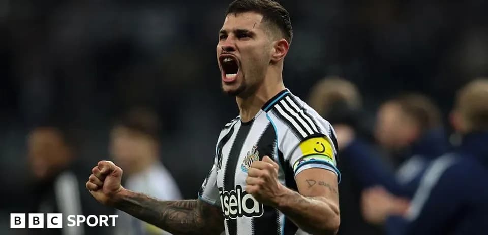 Jugador de Newcastle celebrando con entusiasmo en el campo