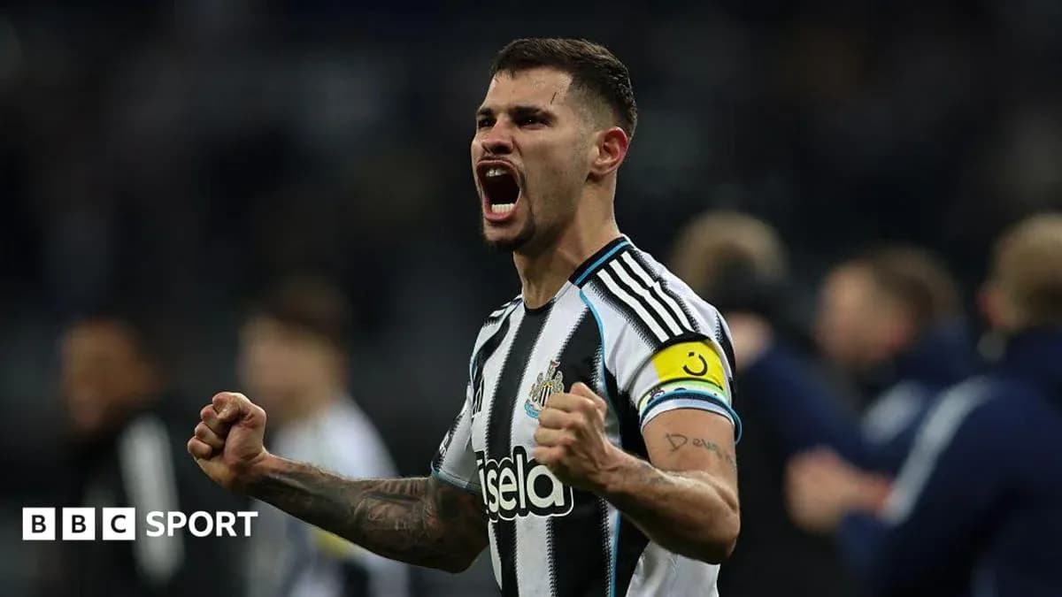 Jugador de Newcastle celebrando con entusiasmo en el campo