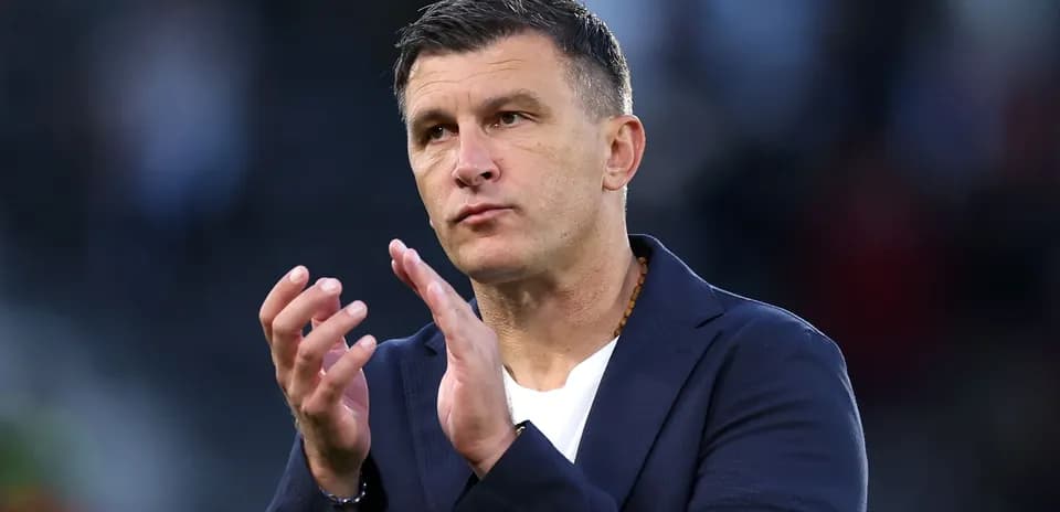 Entrenador aplaudiendo durante un partido