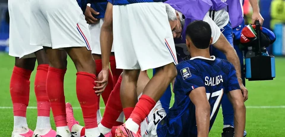 Jugador de Francia siendo atendido por el médico