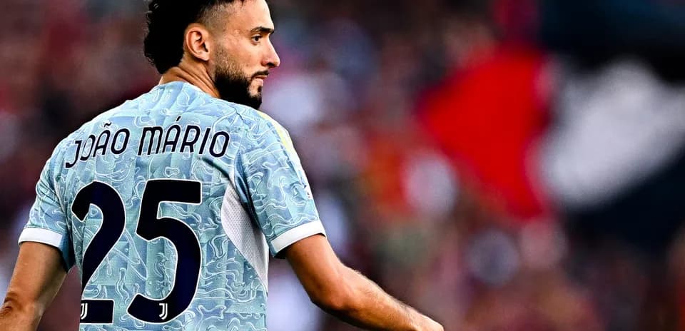 Jugador João Mário con camiseta de la Juventus
