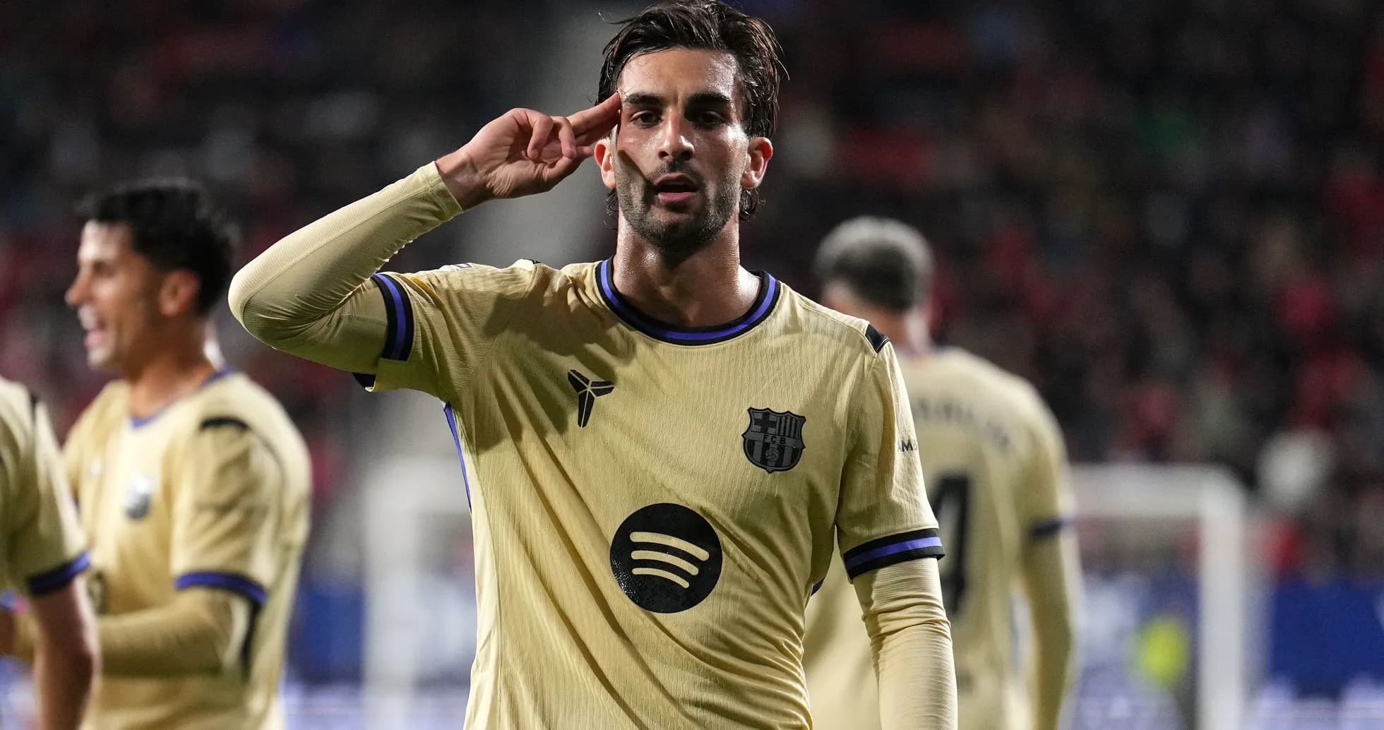 Jugador de Barcelona celebrando con un saludo militar
