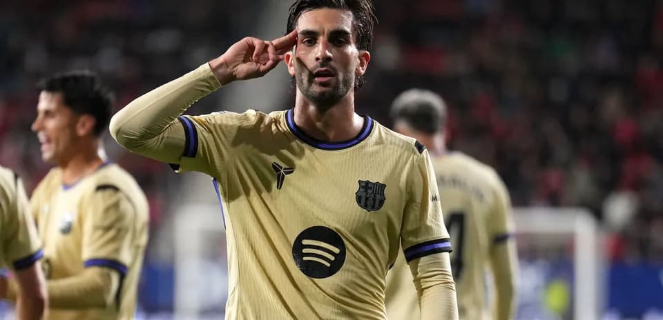 Jugador de Barcelona celebrando con un saludo militar