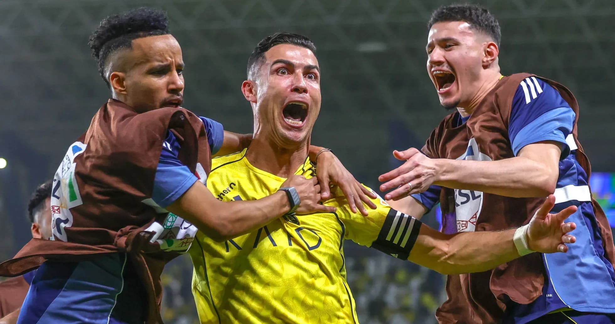 Jugadores celebrando un gol en el campo