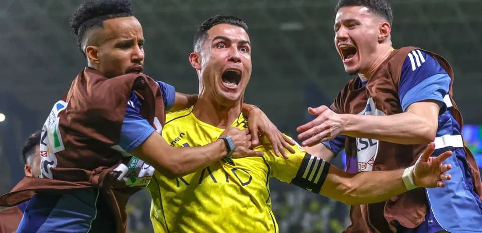 Jugadores celebrando un gol en el campo