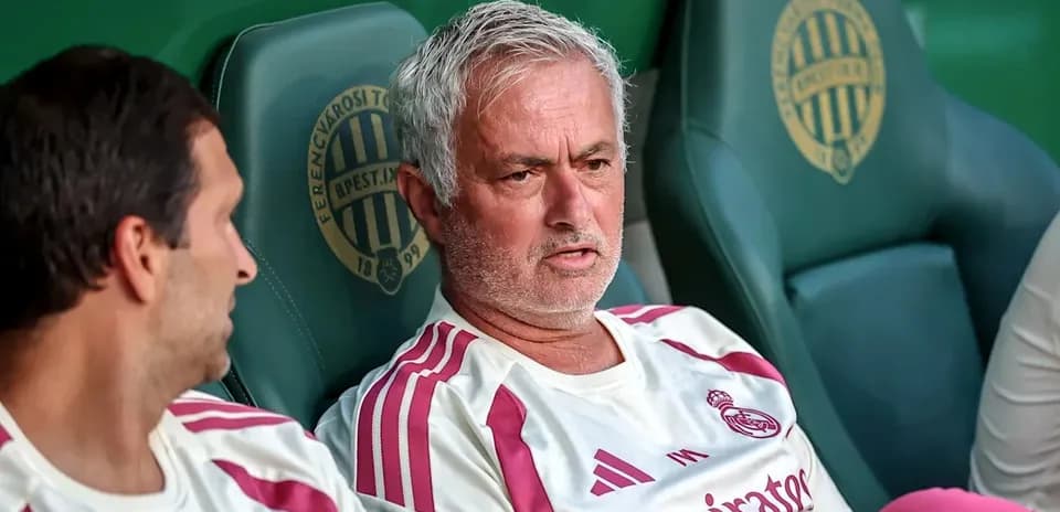Entrenador y jugador en el banquillo del Real Madrid