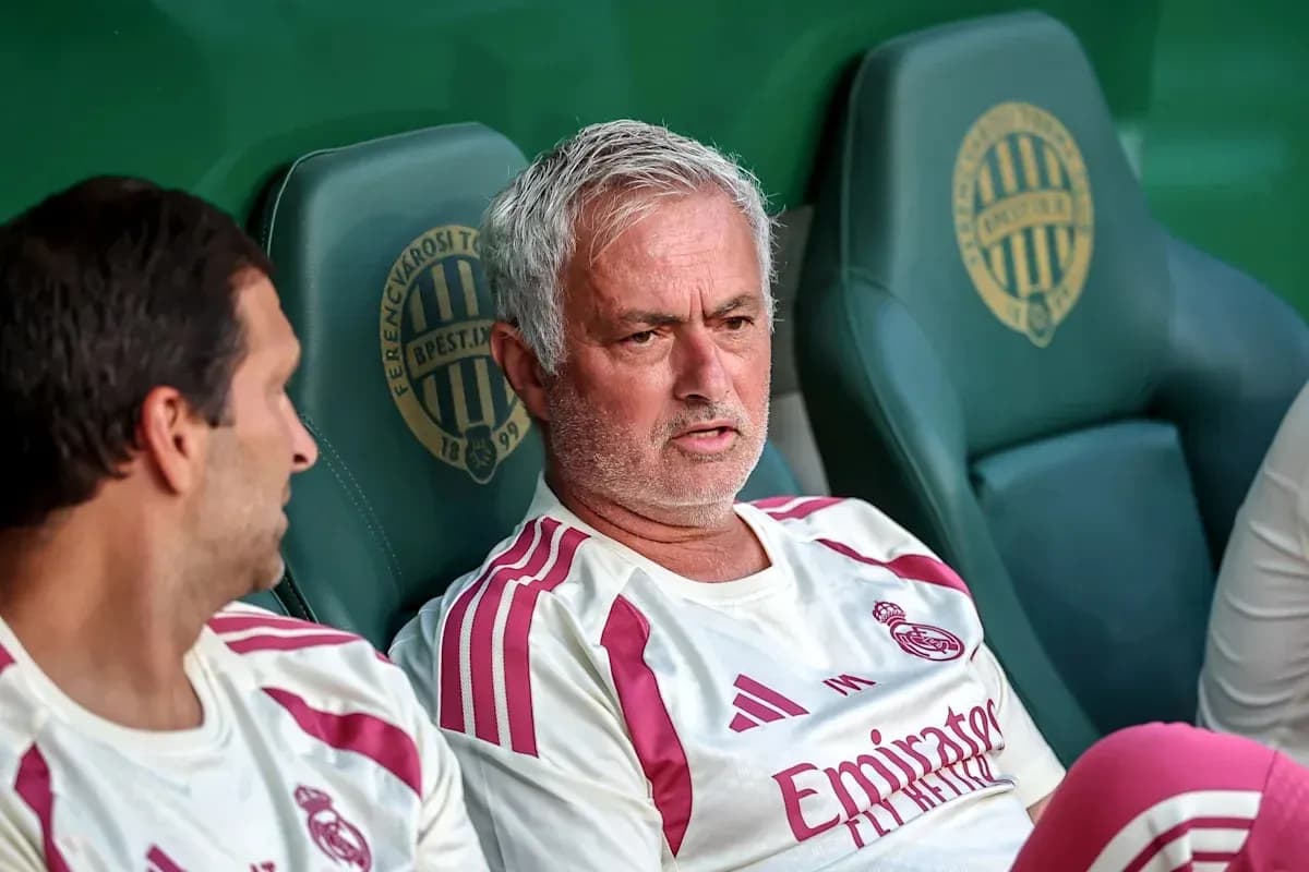 Entrenador y jugador en el banquillo del Real Madrid