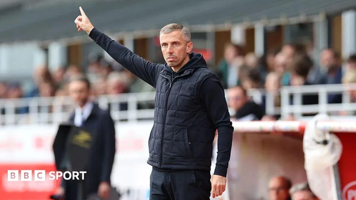 Entrenador señalando durante un partido de fútbol
