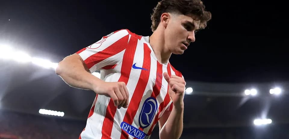 Jugador con camiseta de rayas rojas y blancas corriendo