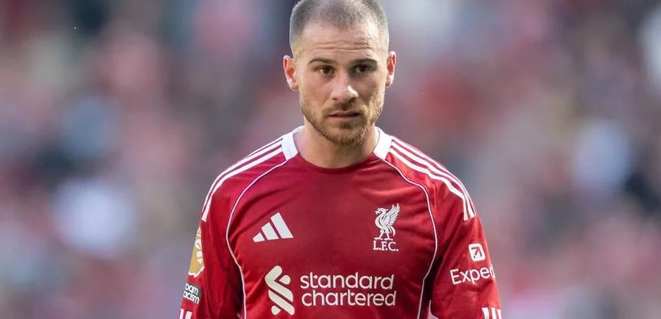 Jugador de Liverpool FC en camiseta roja durante partido