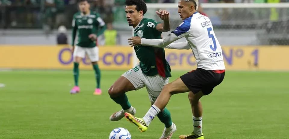 Jugador de Palmeiras desafiando a un rival
