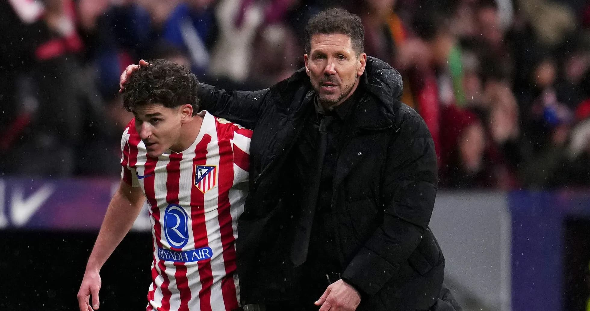 Entrenador asistiendo a jugador de Atlético de Madrid