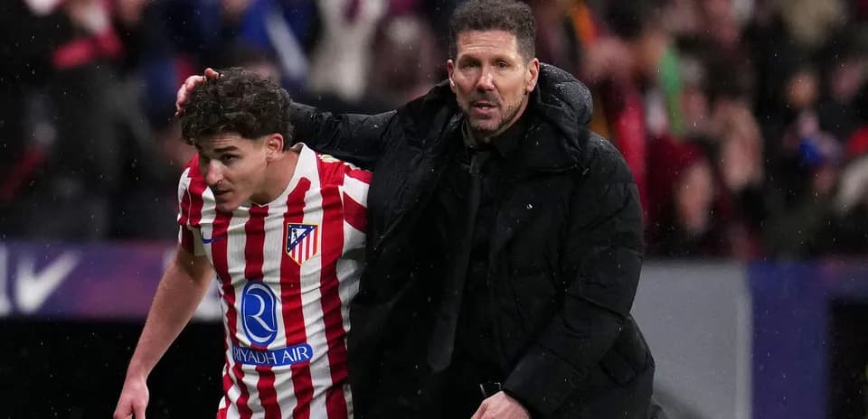 Entrenador asistiendo a jugador de Atlético de Madrid