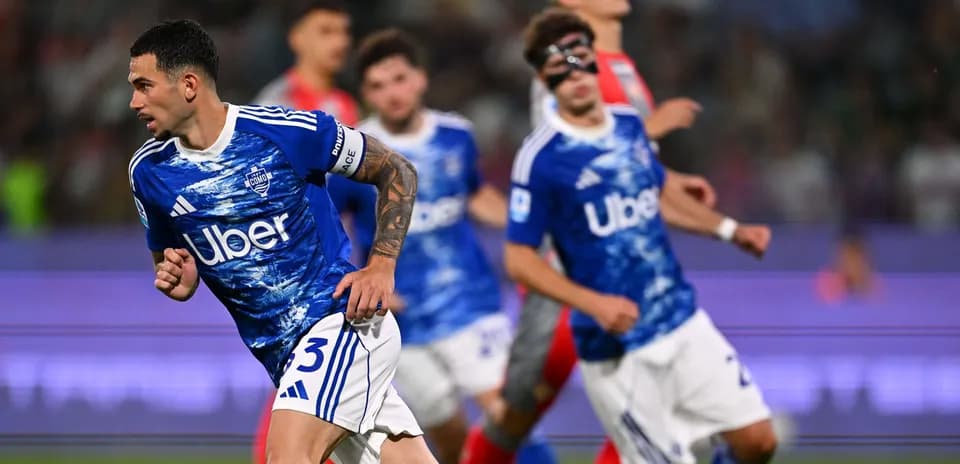 Jugador de Como durante un partido de fútbol