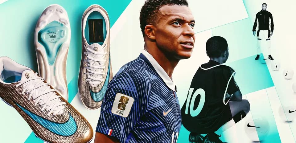 Kylian Mbappé con botas de fútbol y balón