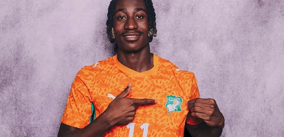 Jugador mostrando el escudo de Costa de Marfil