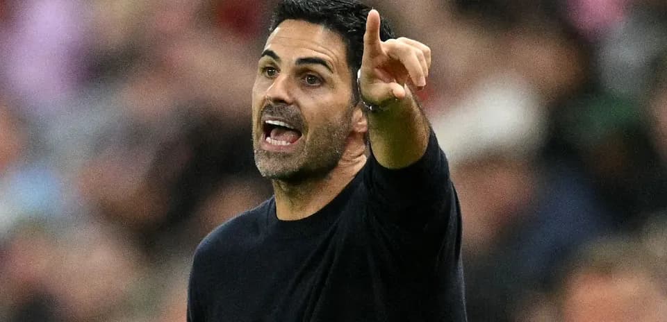 Entrenador dando instrucciones durante el partido