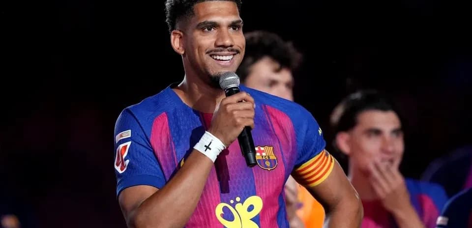 Jugador de Barcelona hablando con micrófono en evento