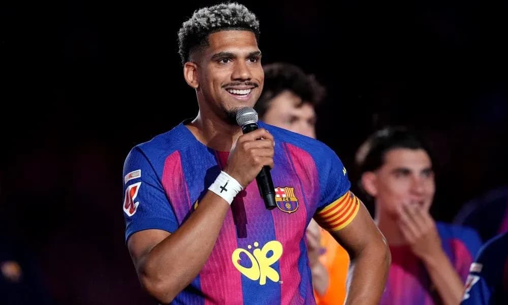 Jugador de Barcelona hablando con micrófono en evento