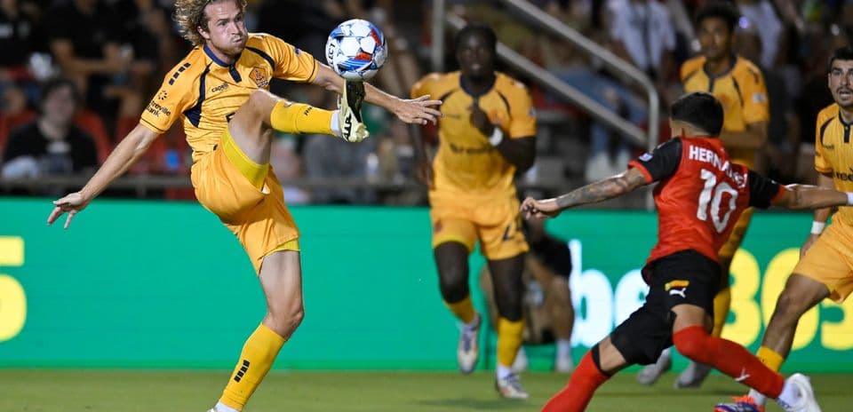 Jugador en acción durante partido de fútbol