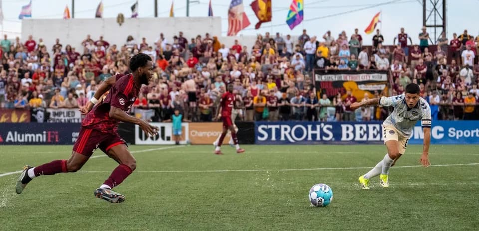 Jugador persiguiendo el balón en el campo