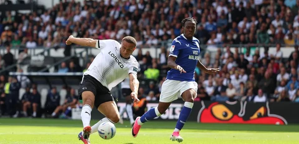 Jugador de Derby tratando de controlar el balón