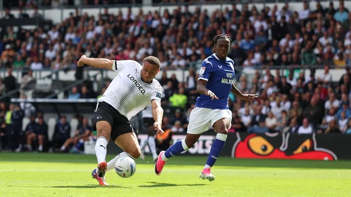 Jugador de Derby tratando de controlar el balón
