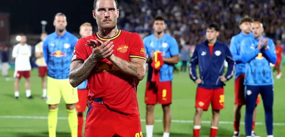 Jugador aplaudiendo con compañeros en el campo