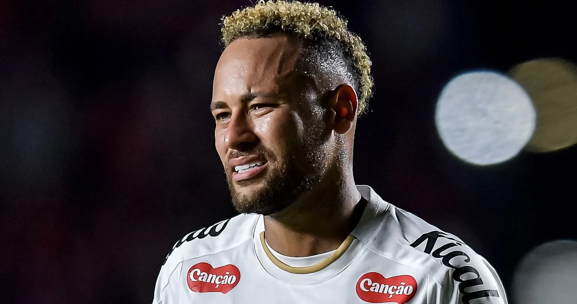 Jugador de fútbol con camiseta de Santos en el campo