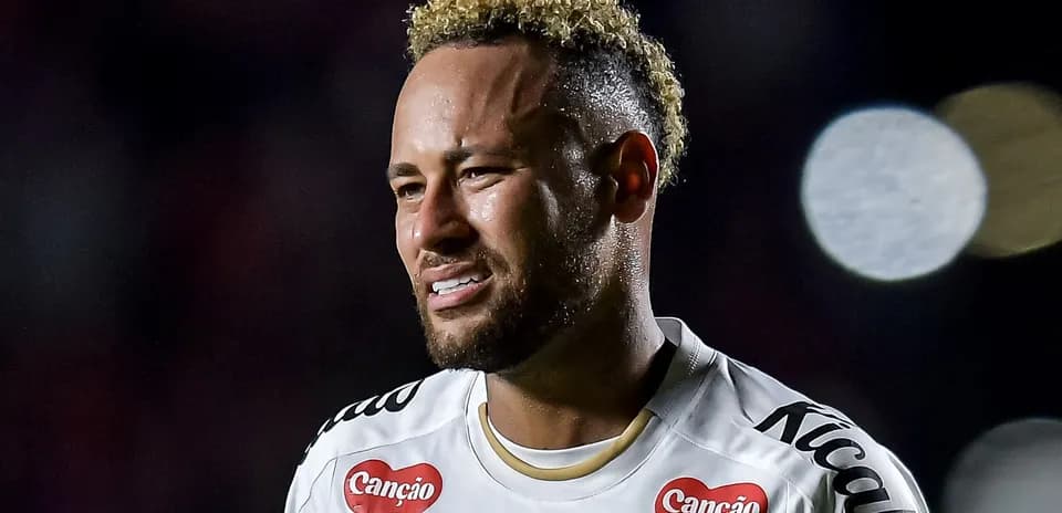 Jugador de fútbol con camiseta de Santos en el campo