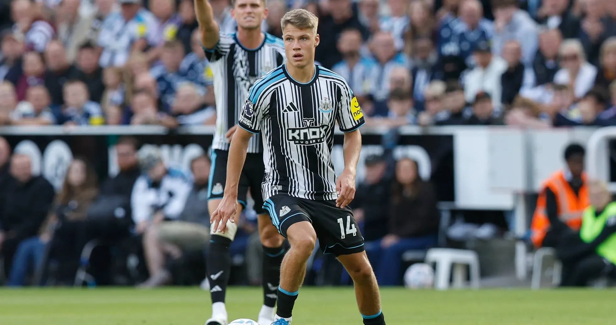 Jugador de Newcastle United con balón en el campo