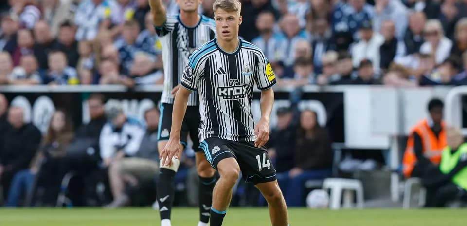 Jugador de Newcastle United con balón en el campo