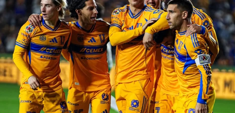Jugadores de Tigres UANL celebrando un gol