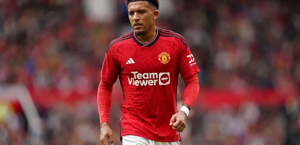 Jugador de Manchester United caminando en el campo