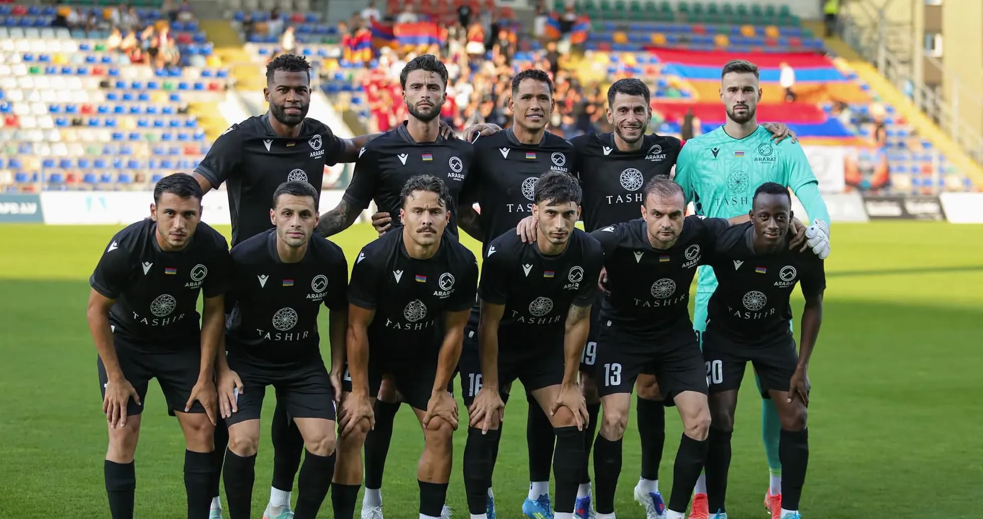 Equipo de Ararat-Armenia posando en el campo