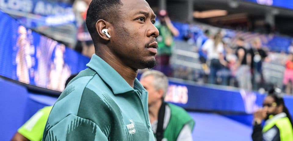Jugador caminando por el estadio con auriculares